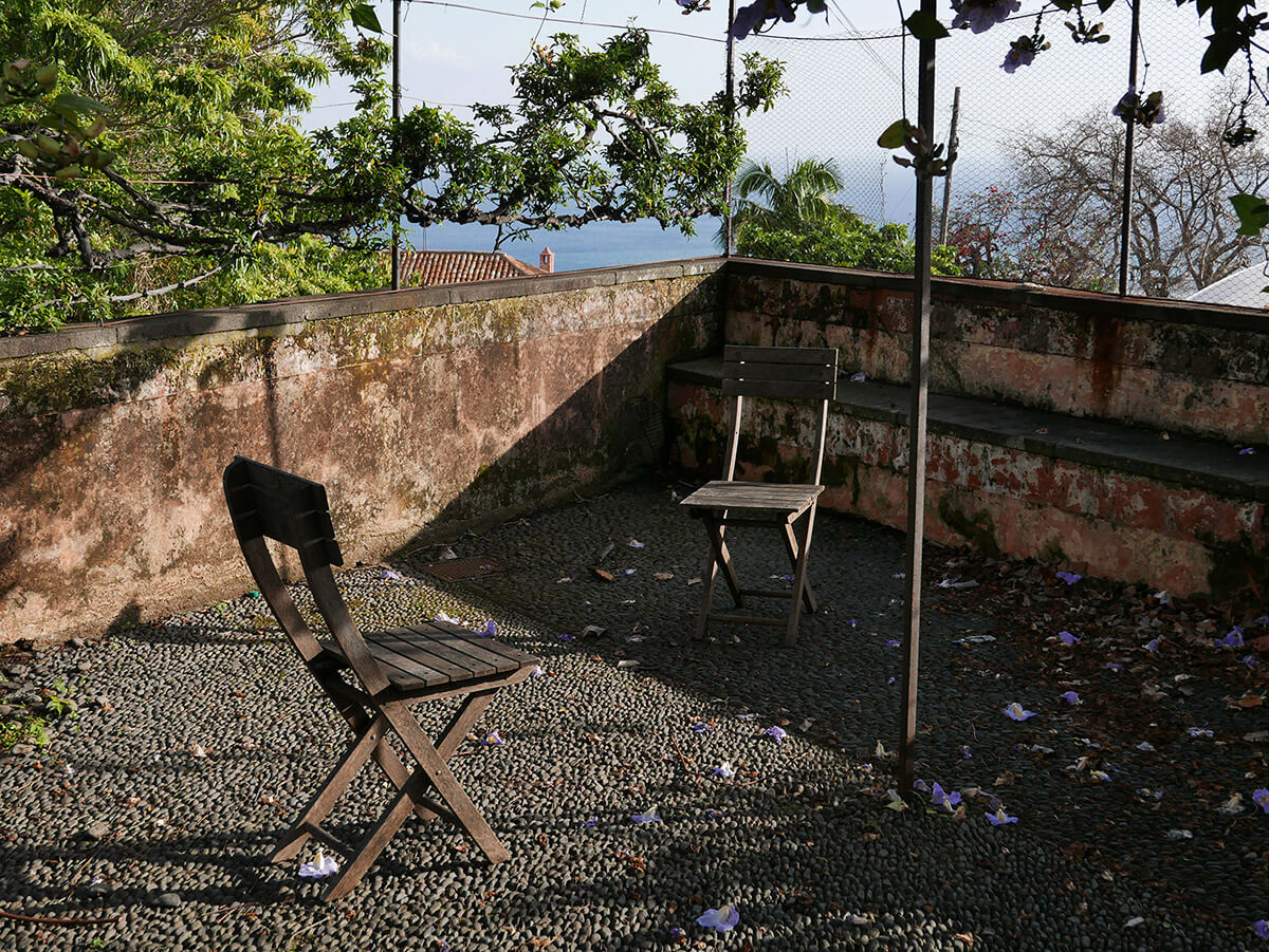 Terrasse avec chaises