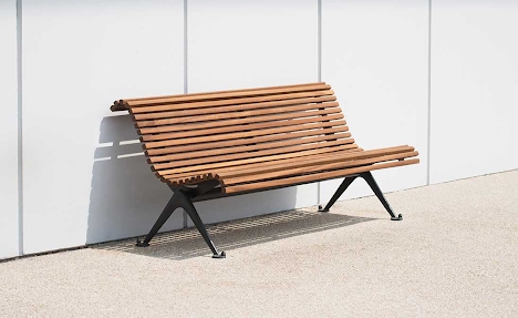 Banc à dossier en bois, sans accoudoirs.