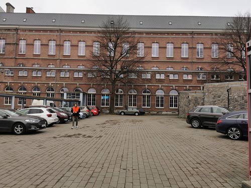 Cour devant le bâtiment B de l'HEAJ