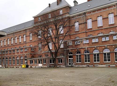 Bâtiment de la HEAJ dans la cour